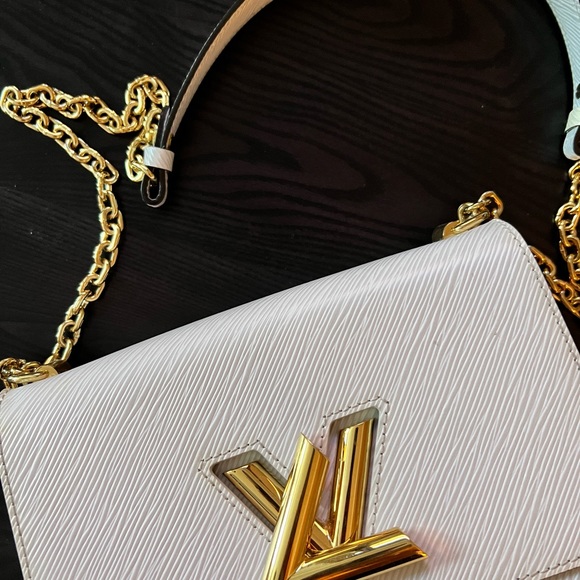 LV “TWIST” MM handbag in WHITE EPI LEATHER: 100% AUTHENTIC #louisvuitton - Picture 2 of 15